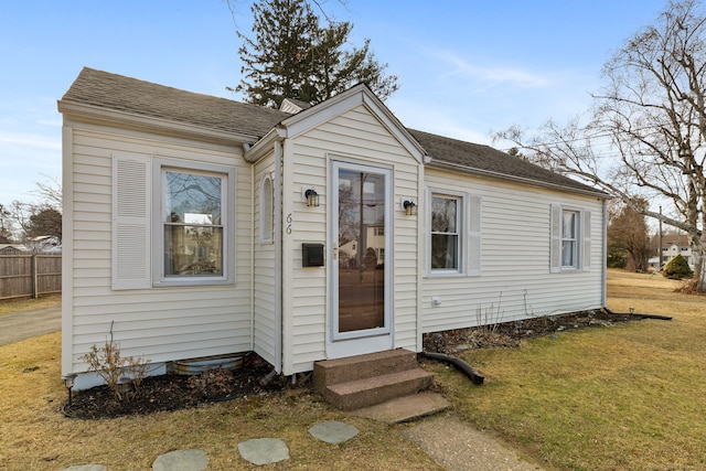 bungalow featuring a front yard