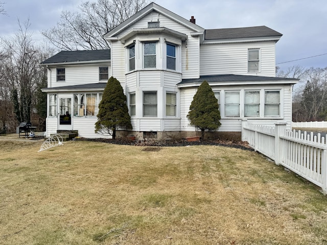 view of front of home featuring a front yard