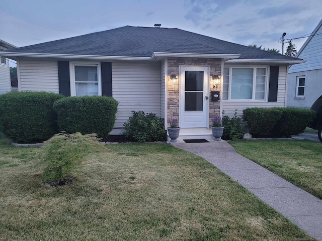 view of front facade with a front yard