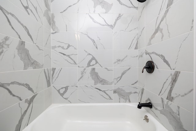 bathroom with tiled shower / bath combo