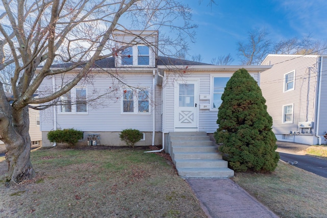 view of front of property with a front yard