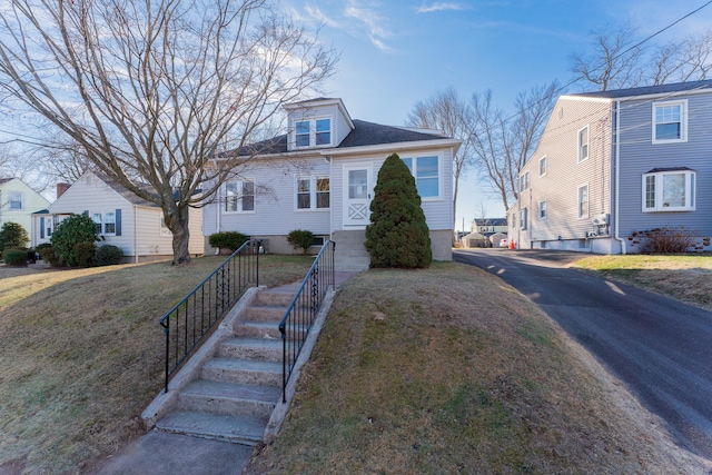 view of front of house featuring a front lawn