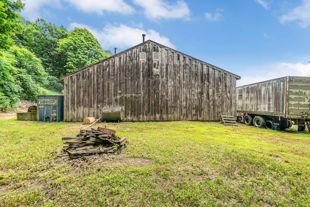 view of yard featuring an outbuilding