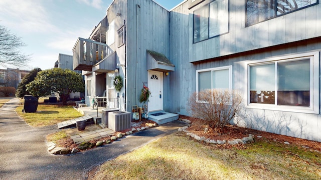 view of front of house featuring central AC and a front yard