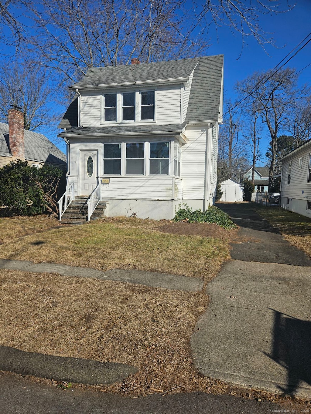 view of front of property featuring a front lawn