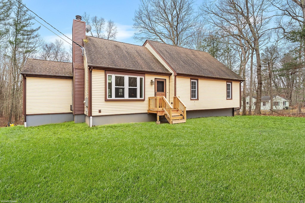 view of front of home featuring a front yard