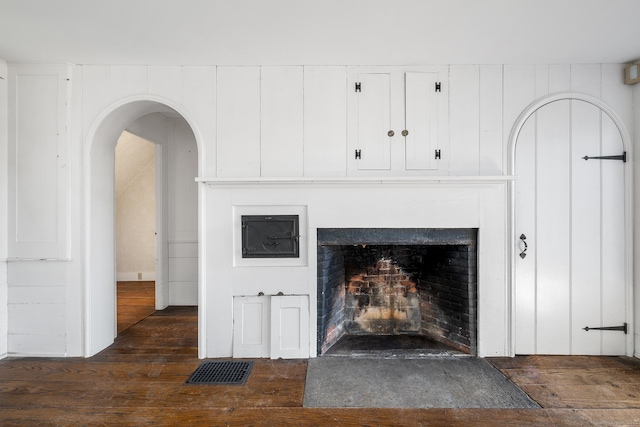 room details with hardwood / wood-style floors