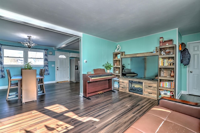 living room with dark wood-type flooring and an inviting chandelier