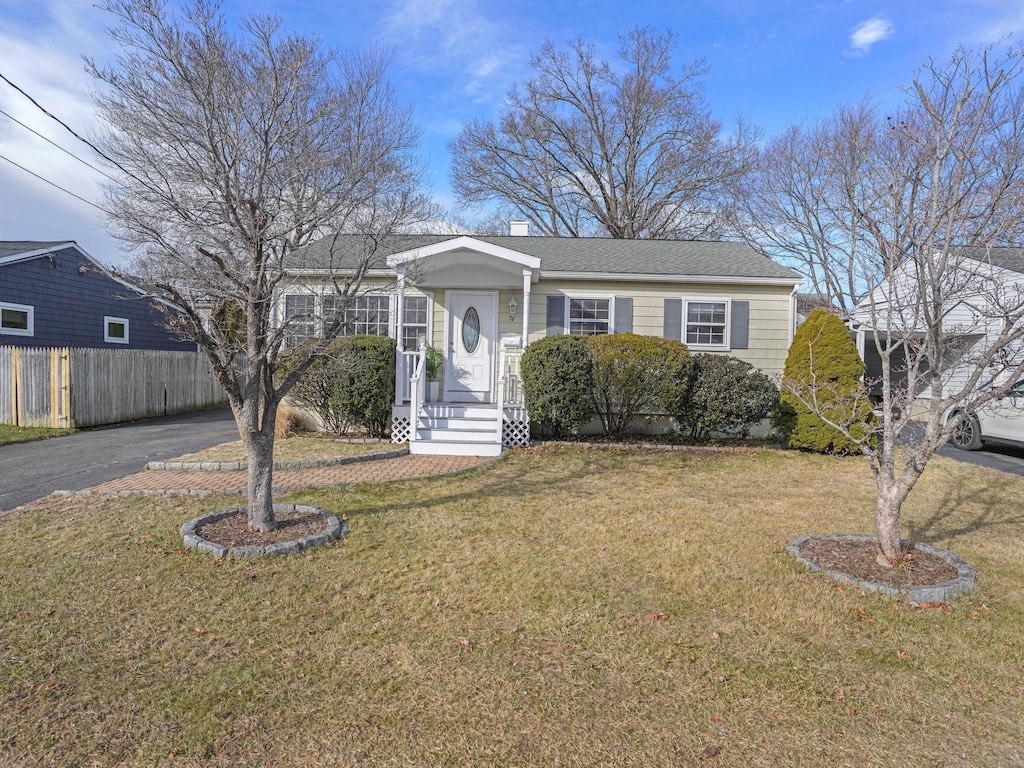 view of front of house featuring a front lawn