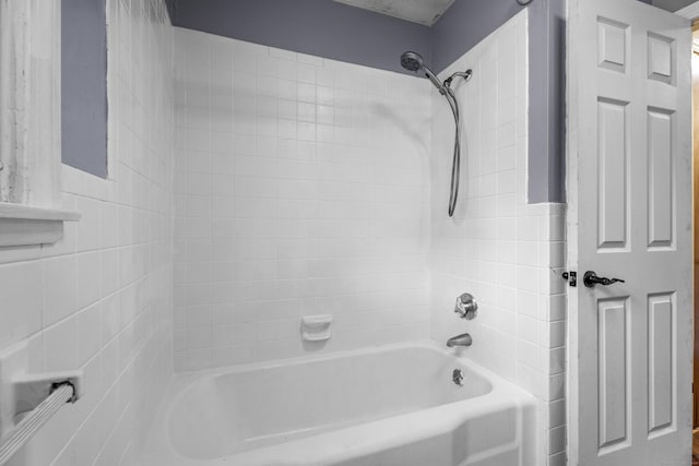 bathroom featuring tiled shower / bath combo