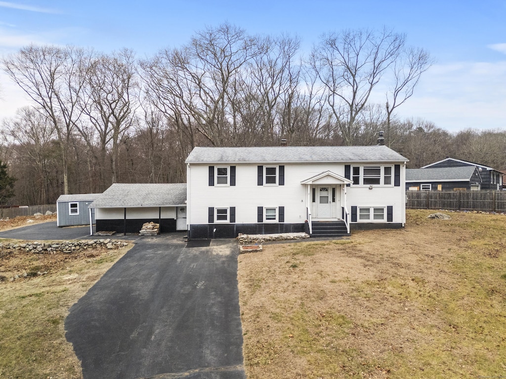 bi-level home featuring a front lawn