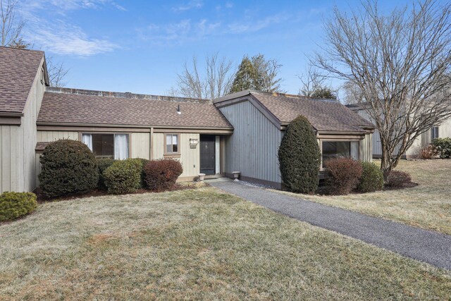 ranch-style home featuring a front lawn