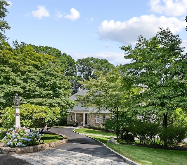 view of front of property featuring a front yard