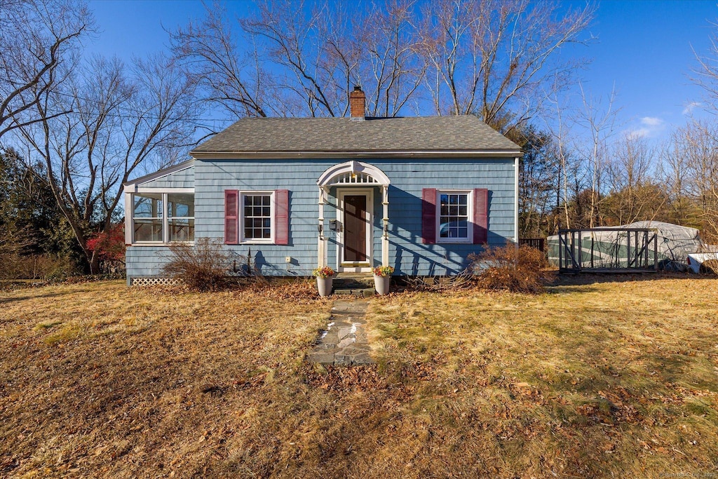 view of front facade featuring a front yard