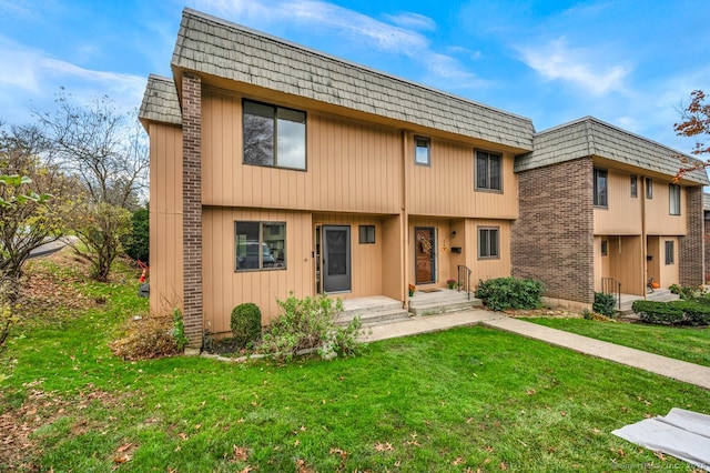 view of front of house featuring a front lawn