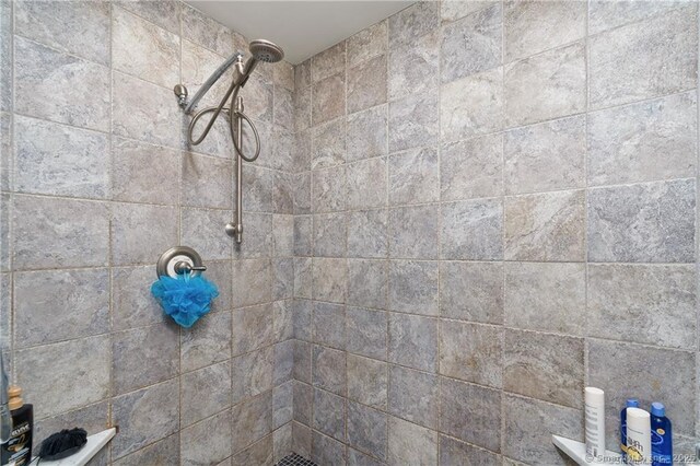 room details featuring tiled shower