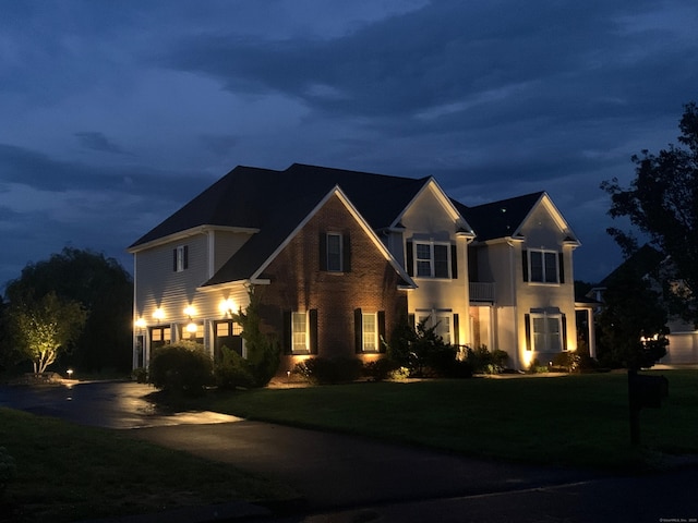 view of front of house featuring a front lawn