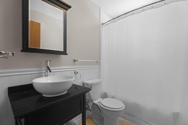 bathroom with vanity, curtained shower, and toilet