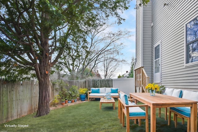 view of yard featuring an outdoor living space