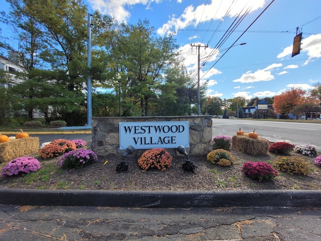 view of community / neighborhood sign