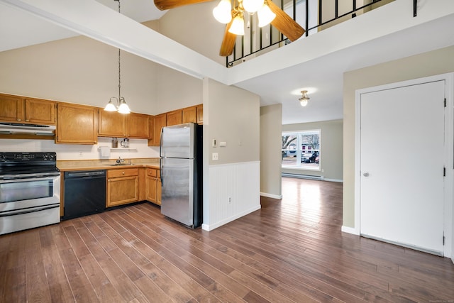 kitchen featuring appliances with stainless steel finishes, a towering ceiling, dark hardwood / wood-style floors, sink, and ceiling fan with notable chandelier