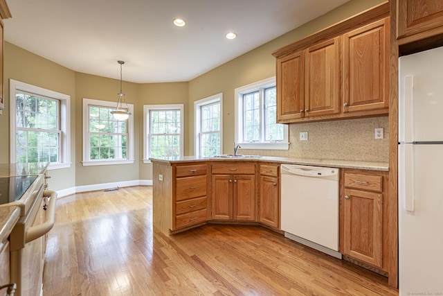 kitchen with light wood-style flooring, a sink, pendant lighting, white appliances, and recessed lighting