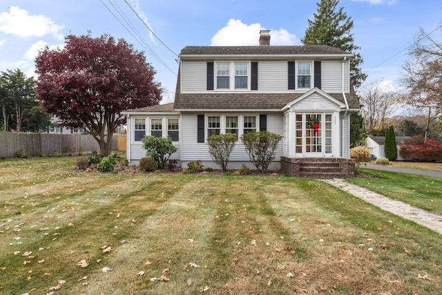 view of front of property featuring a front yard