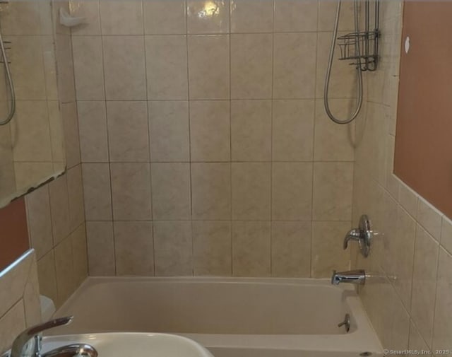 bathroom featuring tiled shower / bath combo