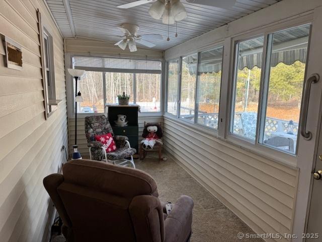 sunroom with ceiling fan