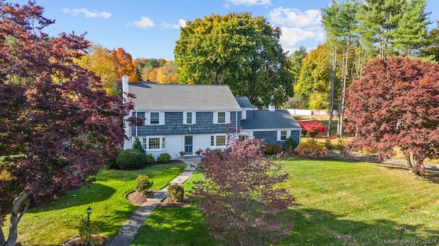 view of front of property featuring a front yard