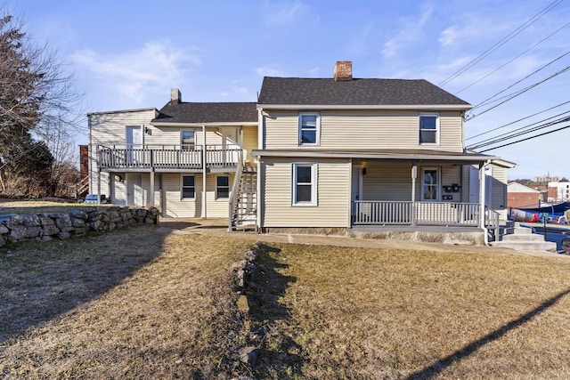 view of front of home featuring a wooden deck and a front lawn