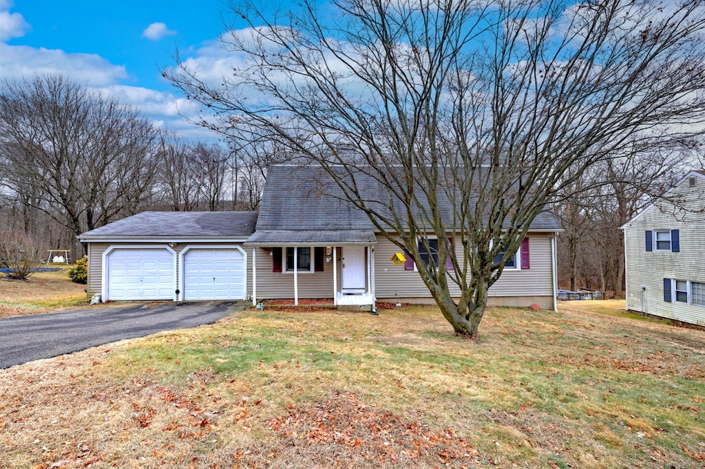 view of front facade featuring a garage and a front yard