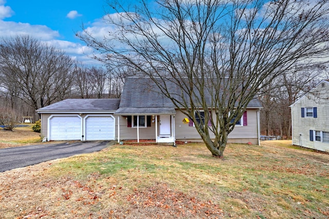 view of front facade featuring a garage and a front yard