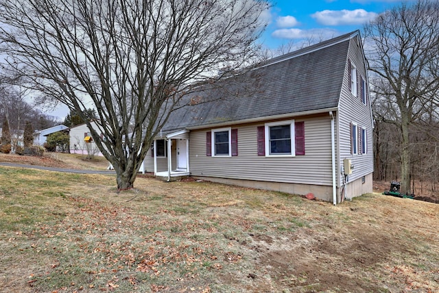 view of front of property featuring a front yard