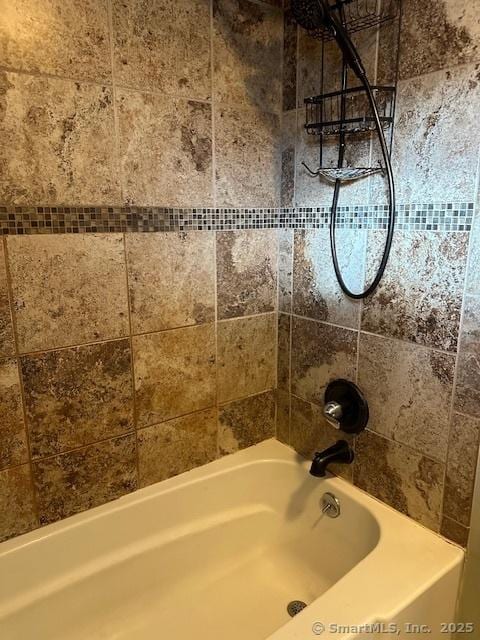 bathroom with tiled shower / bath