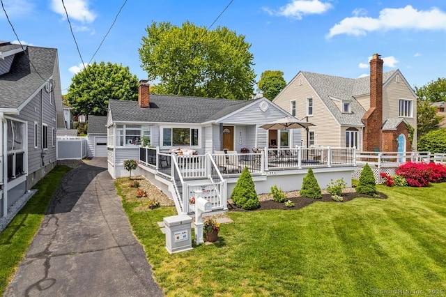 view of front of house with a front lawn and covered porch