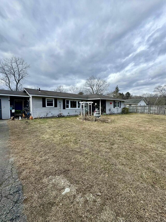 view of front of home featuring a front lawn