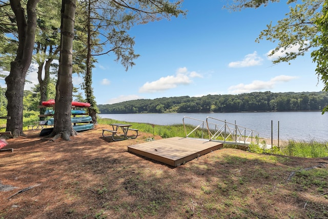 view of yard featuring a water view