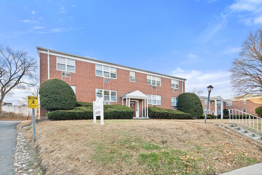 view of front of home featuring a front lawn