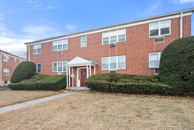 view of front of home featuring a front lawn