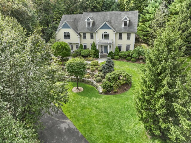 view of front of house featuring a front lawn