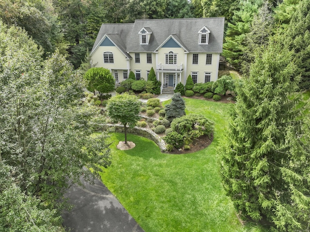 view of front of house featuring a front lawn