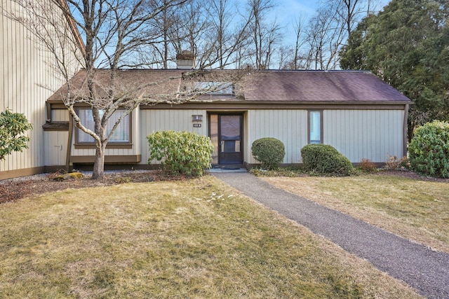 single story home with a front yard