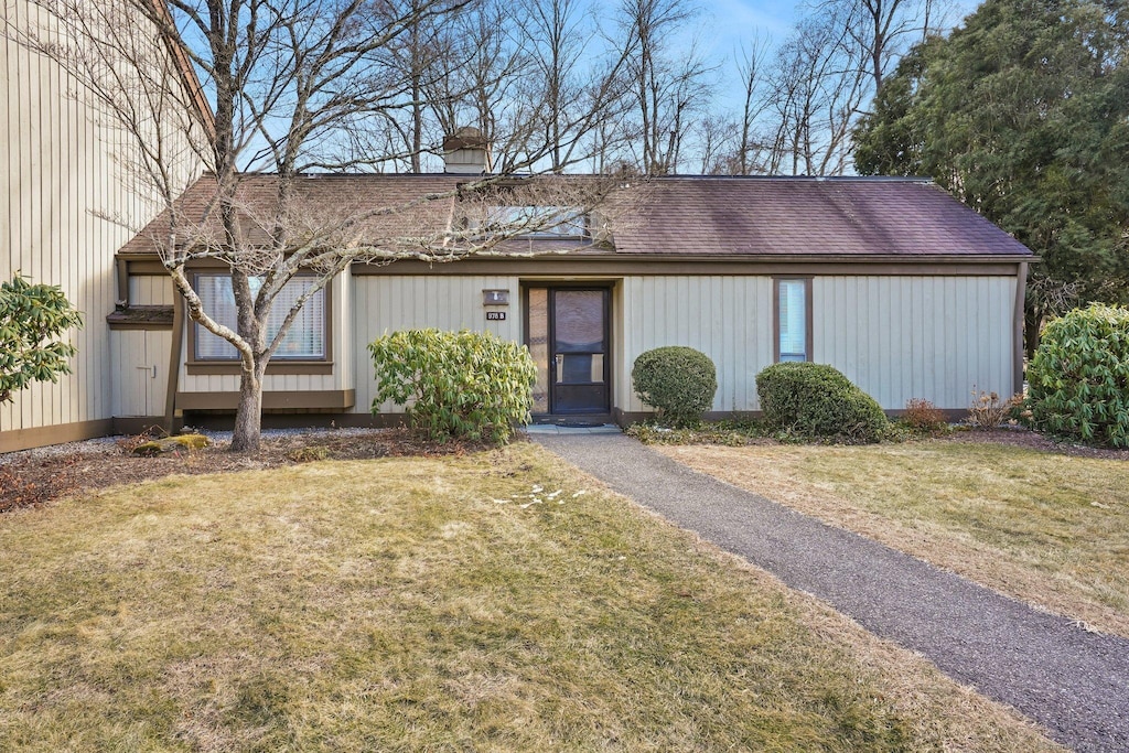 ranch-style home with a front yard