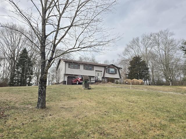 view of front of house featuring a front lawn