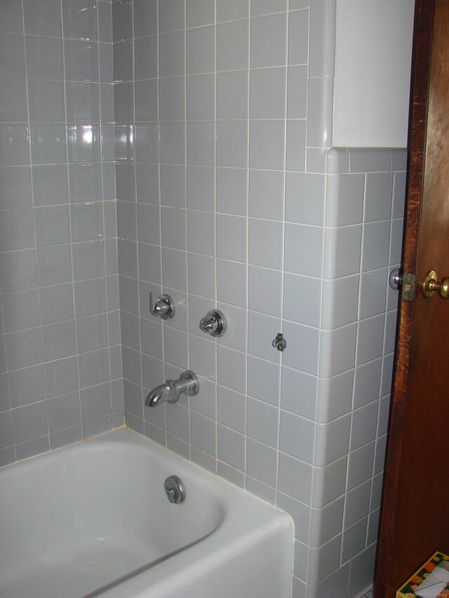 bathroom featuring tiled shower / bath