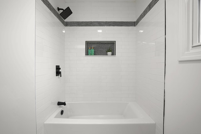 bathroom with tiled shower / bath combo