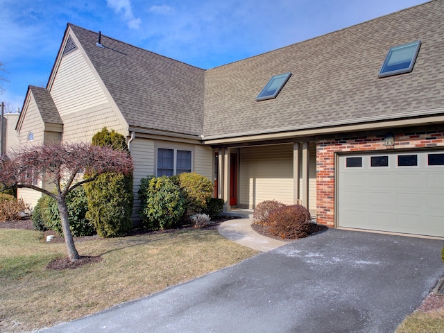 view of front of property featuring a front lawn