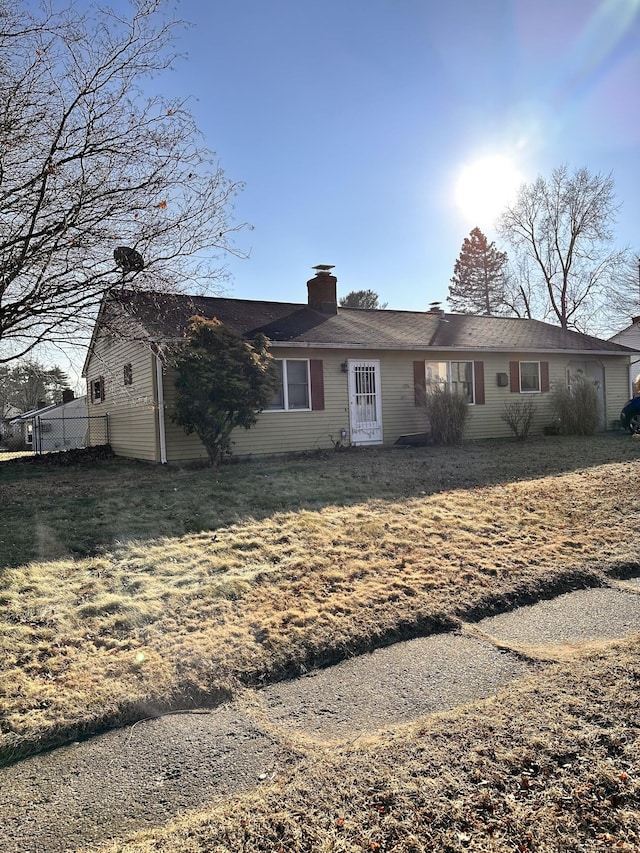 view of front facade with a front yard