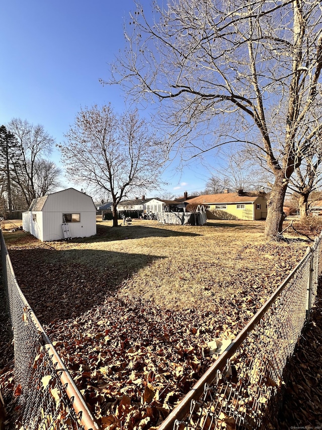 view of yard featuring an outbuilding